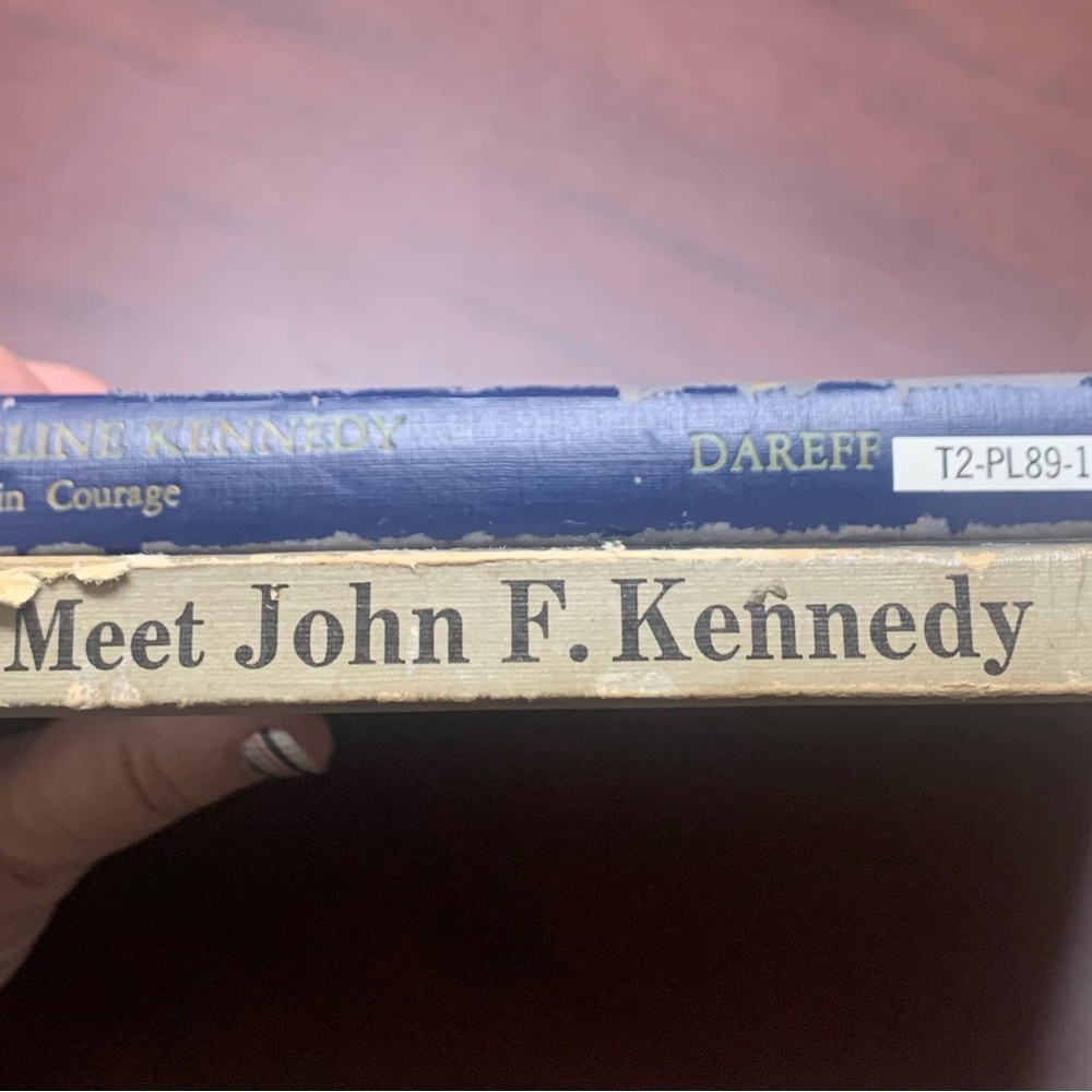 Books - Picture 3 of 4
